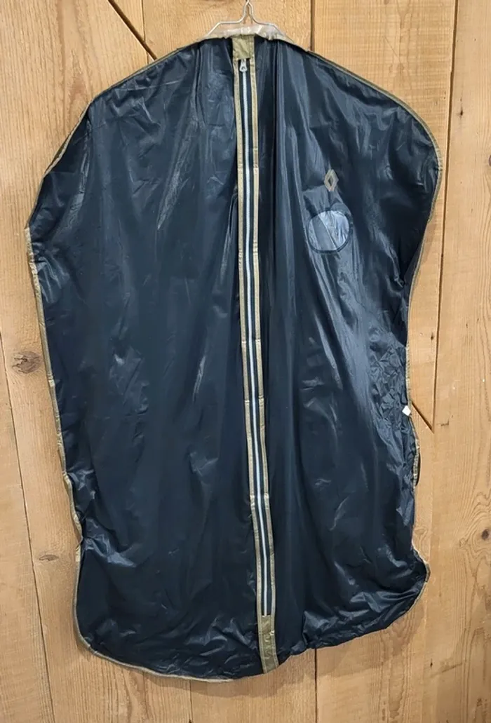 Housse de costume -  noir – légère et pratique - Très bon état - photo numéro 2