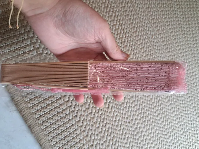 Éventail rose en bois - photo numéro 2