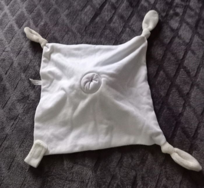 Doudou  cigogne arré plat blanc ,beige - bébé avec hochet - Roda - photo numéro 2
