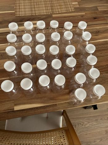 32 flacons avec couvercles