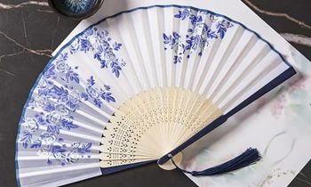 Eventail fleurs bleues