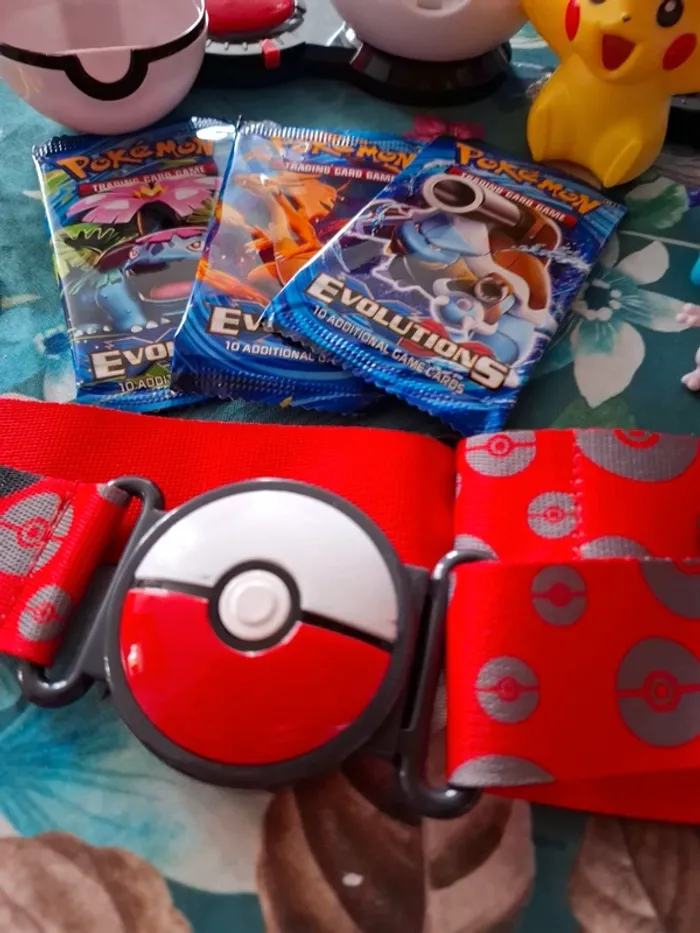 Magnifique lot de pokeball toupie avec figurine ceinture cartes pokemon neuve non officiel - photo numéro 2