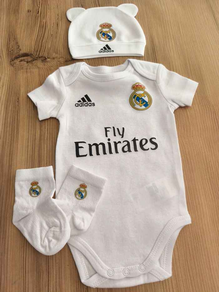 Ensemble bébé thème football – Blanc – Body + Bonnet + Chaussettes - photo numéro 2