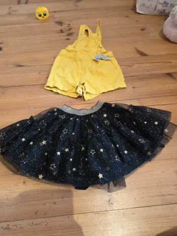 Lot de 2 vêtements fille en 12 mois.