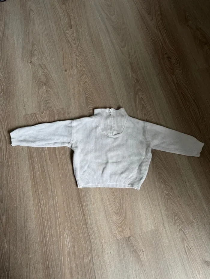 Pull à col blanc