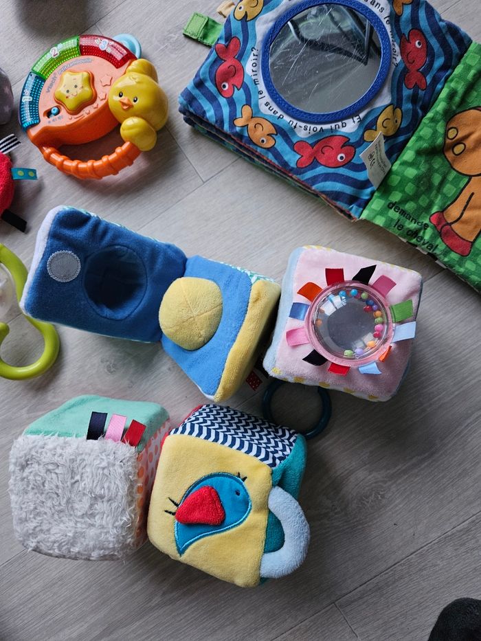 Lot de jouets éveil bébé multi marques - photo numéro 3