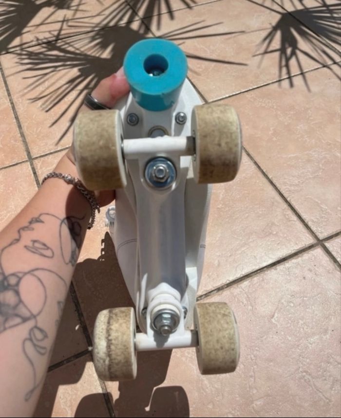 Patin à roulette blanc taille 40 de chez Amazon en bon état - photo numéro 2