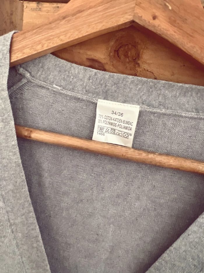 Gilet gris col V et bouton - photo numéro 4