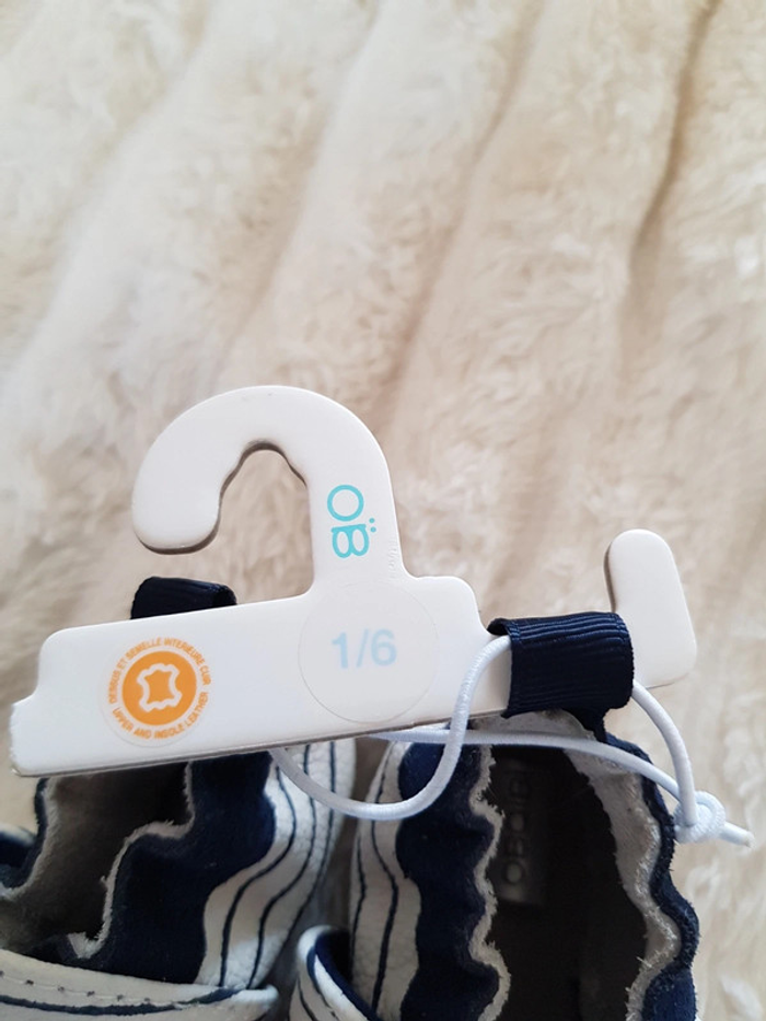 Chaussures chaussons fille ou garçon en cuir 1/6 mois neuf - photo numéro 4