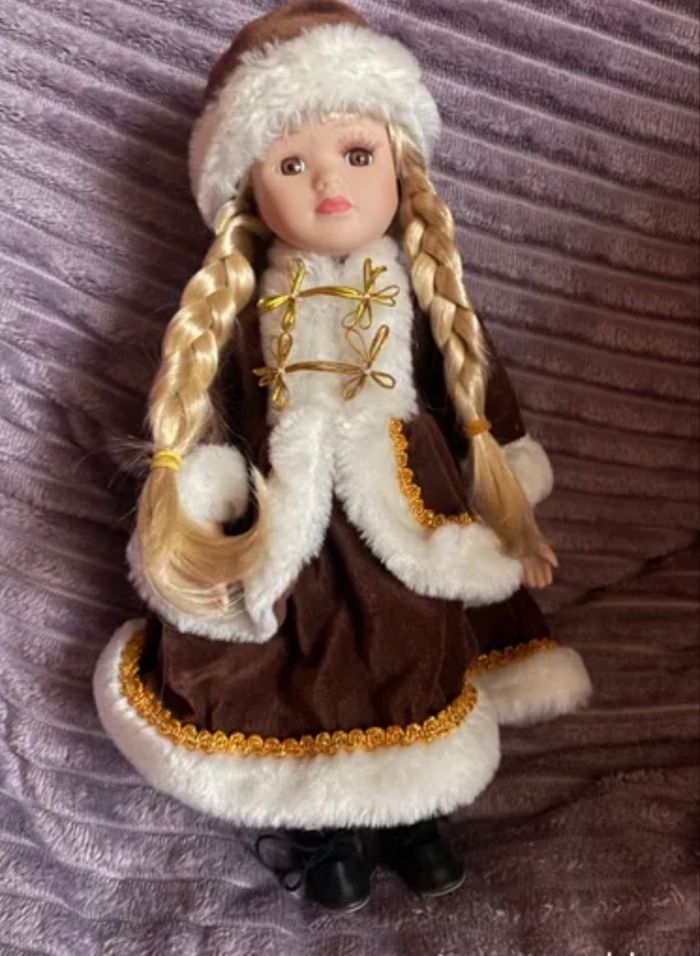 Poupée en porcelaine