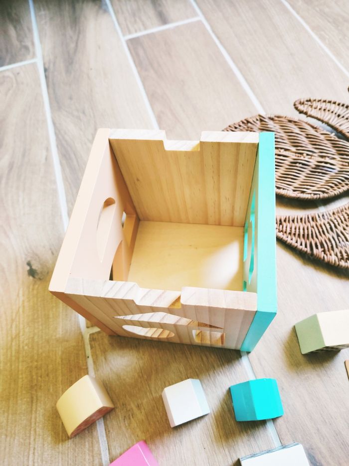 🌈 Cube /Boîte avec diverses formes géométriques à encastrer en bois - photo numéro 4