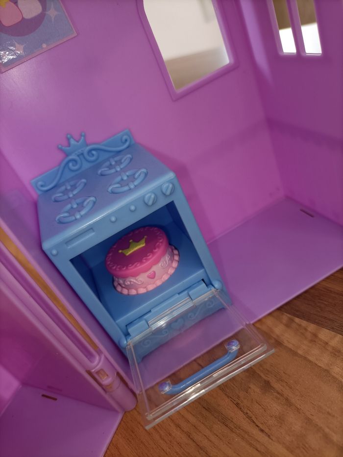 Petit château barbie rose violet avec mobilier et 2 mini barbies - photo numéro 6