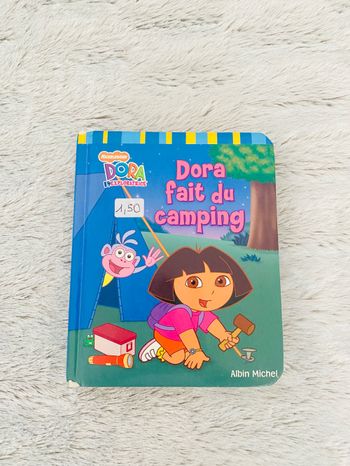 Livre Dora Fait du Camping