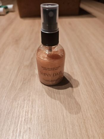 Brume pailletée pour le corps
