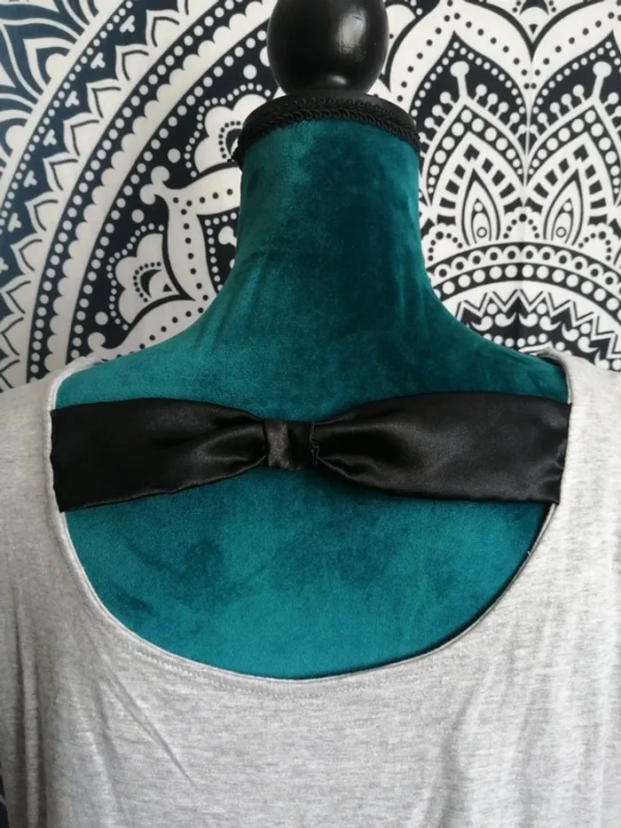 Tee-shirt gris avec différentes broderies et noeud noir dans le dos / arkitect / (L) - photo numéro 5