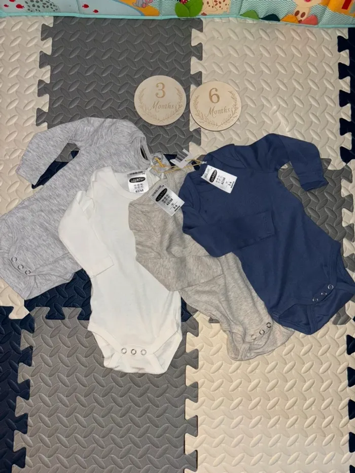 Lit de 4 bodys 3-6 mois gris/blanc/bleu - photo numéro 6