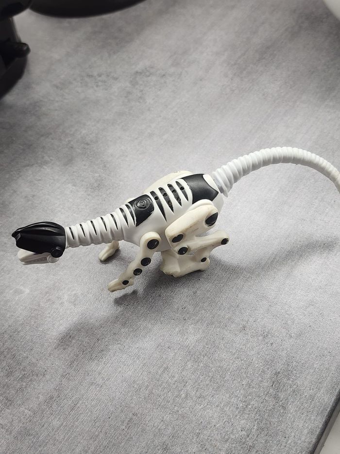 Figurine de dinosaure blanc - photo numéro 3