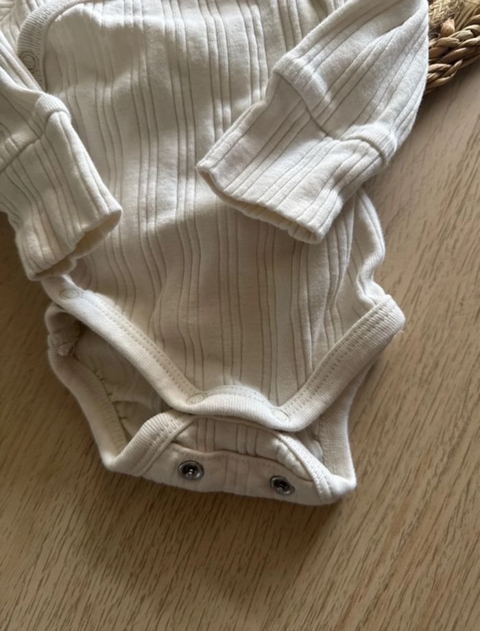 Lot 2 bodies kiabi 1 mois beigne crème 56 cm - photo numéro 4