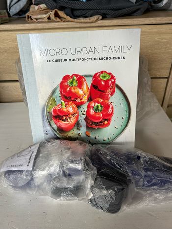 Grande micro familly Tupperware avec son 8 ramequins son livre recette offert valeur 22€