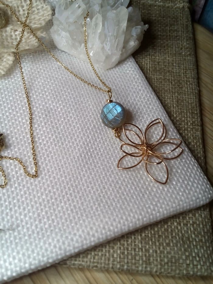 Collier fleur et pierre de labradorite à reflets bleutés