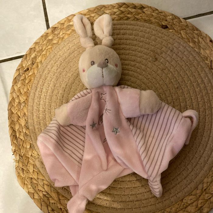 Doudou lapin et attache tétine