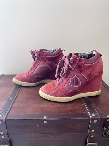 Baskets à talons bordeaux