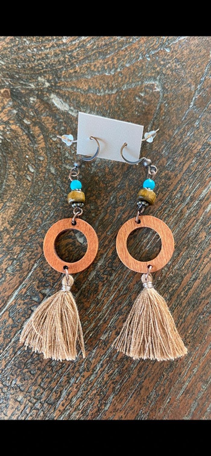 Magnifique paire de boucles d’oreilles avec perles, pompons et bois - photo numéro 2