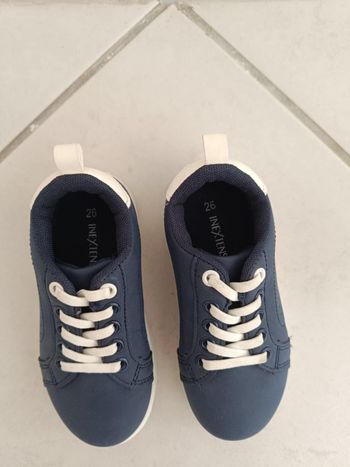 Baskets bleu marine et blanche à enfiler taille 26 In extenso