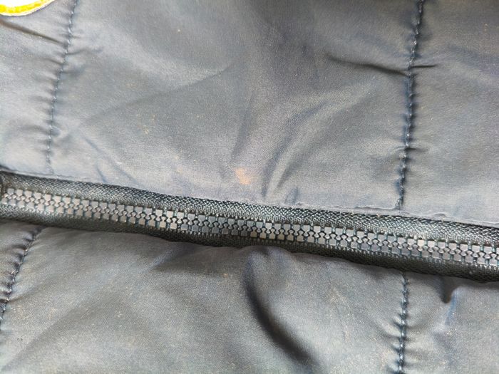 Veste doudoune sans manche à capuche Disney avec logo mickey Taille 23 mois - photo numéro 4