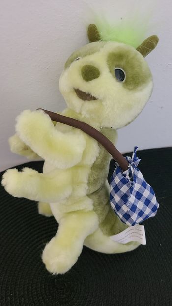 Jouet peluche vintage d'une chenille verte avec un baluchon bleu. "Heunec"