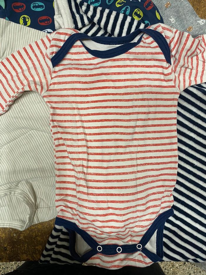 Lot pyjama et bodie - photo numéro 2