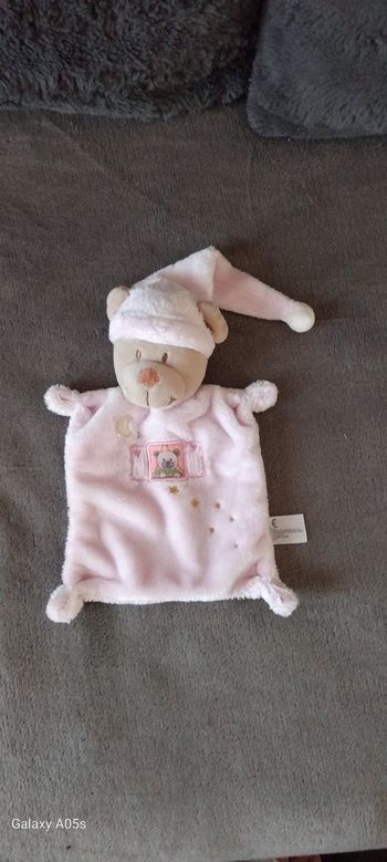 Doudou ours  plat rectangle rose - écusson ours - lune , étoiles- Nicotoy