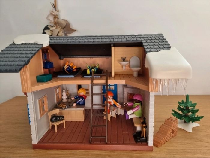 Chalet + skieurs 🎿 
Playmobil 
Complet
Excellent état - photo numéro 2