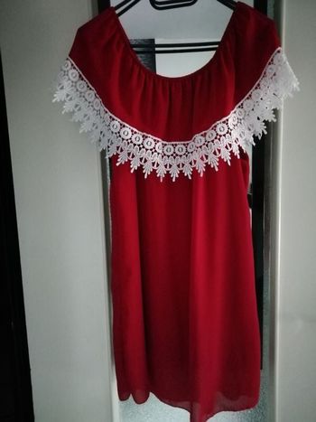Très jolie Robe ou tunique dentelle rouge