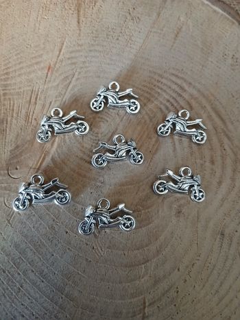 Lot de 22 breloques moto