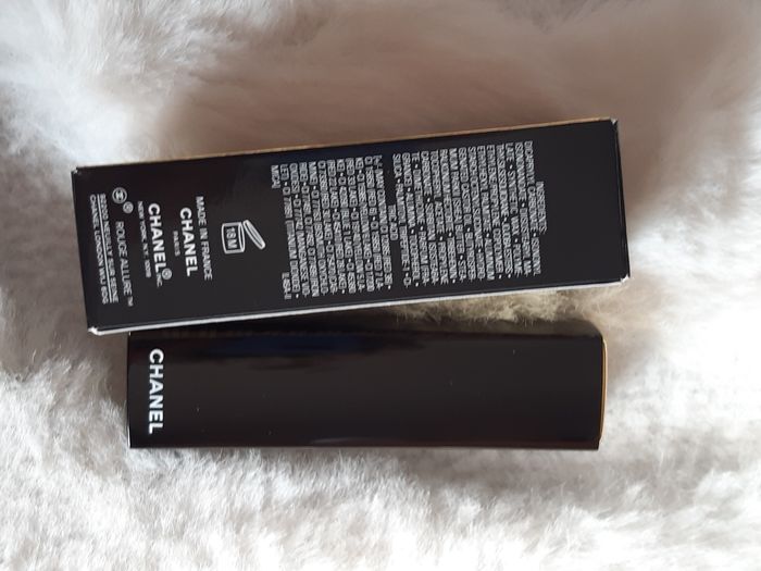 CHANEL

ROUGE ALLURE VELVET

LE ROUGE VELOURS LUMINEUX - photo numéro 8