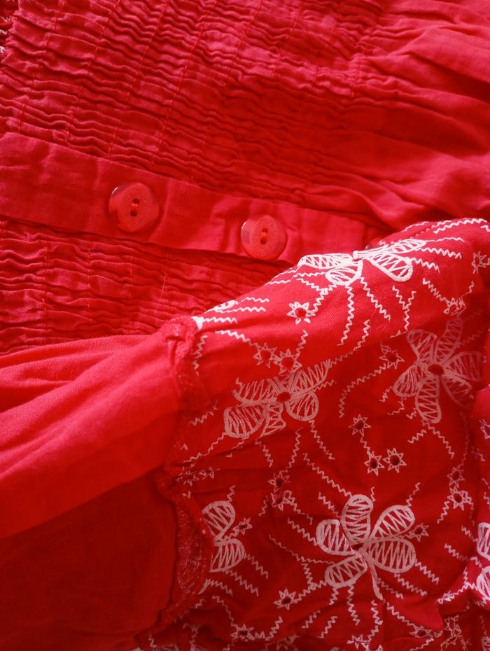 Robe rouge et broderie blanche . 12 ans . Côte n et polyester .. Très bon état. - photo numéro 9