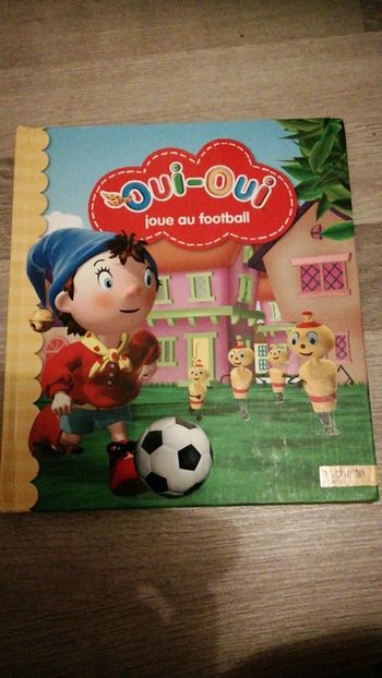 Livre oui oui joue au football