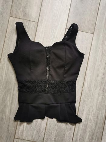 Haut dentelle noir coupé depuis la robe