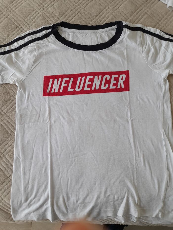 T shirts blanc bordure noire dessin rouge