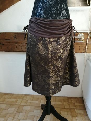 XANAKA - jupe évasée couleur chocolat avec fleurs dorées