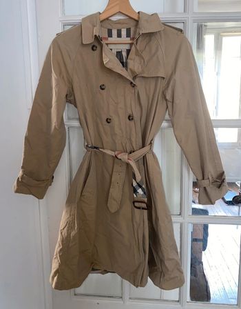 Trench burberry  14 ans (peut aussi convenir à un 34, petit 36) Valeur 900 euros
