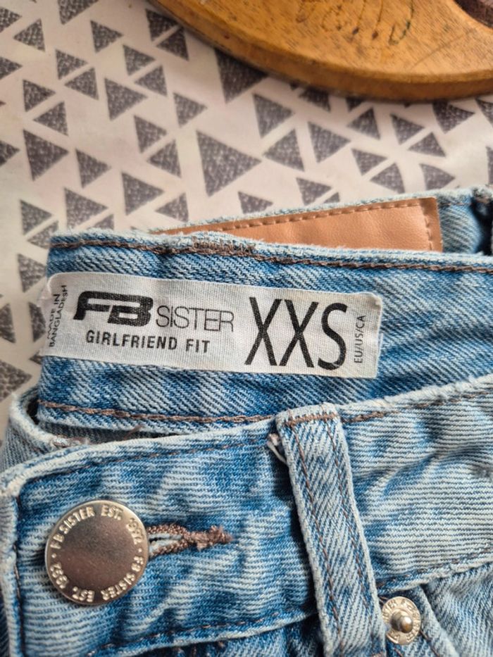 Jeans à trous - photo numéro 2