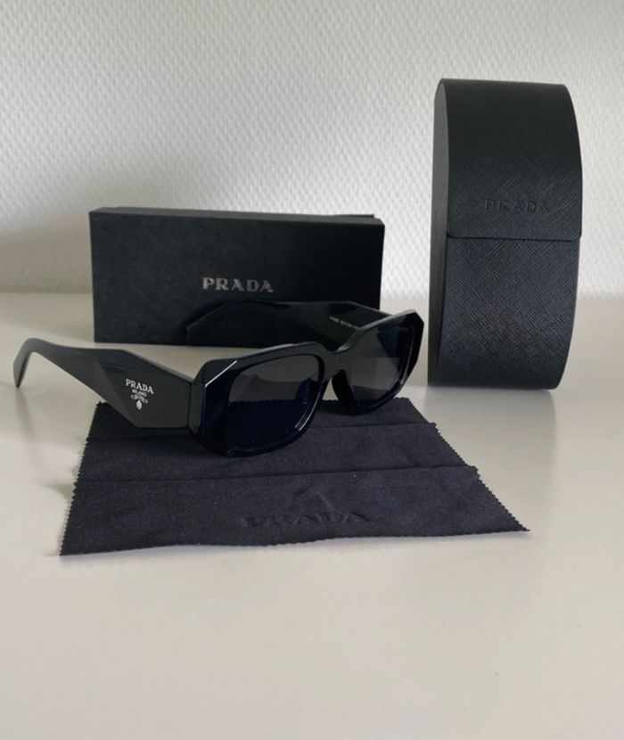 Prada noir