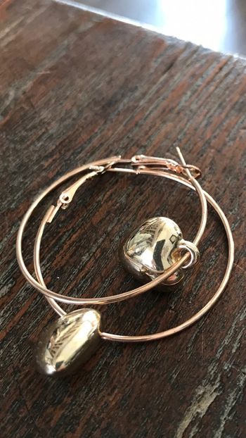 Boucles d’oreilles avec anneaux et cœurs