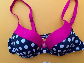 Haut de maillot de bain fushia et bleu marine a pois blanc