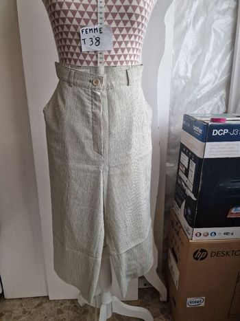 Pantalon fluide, en polyester, en très très bon état, 2 poches latérales, taille haute