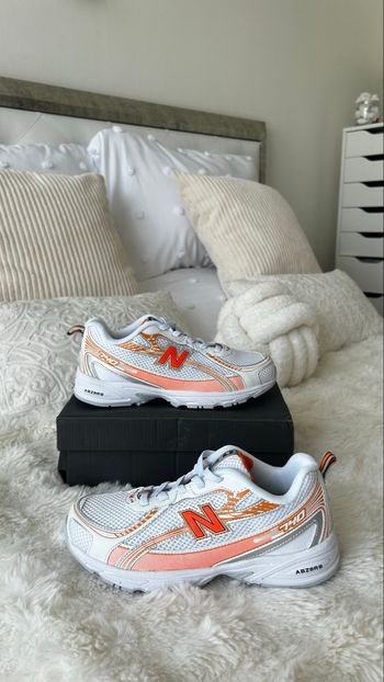 Baskets orange et blanche 
