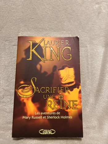 Livre – Sacrifier une reine – Laurie R. King 🕵️‍♀️ Polar / Mystère – Mary Russell & Sherlock Holmes