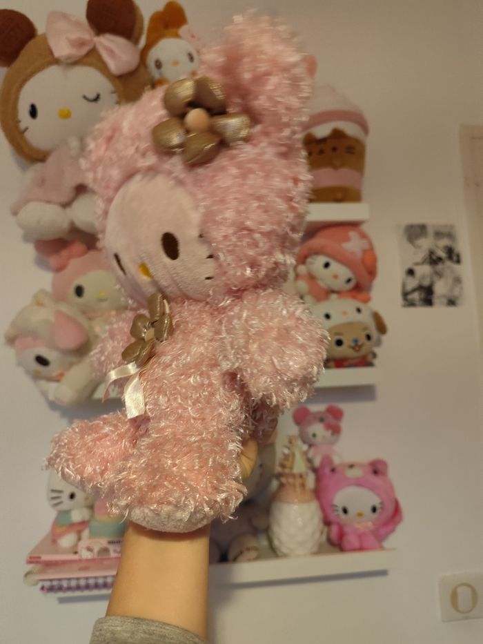 peluche doudou hello kitty sanrio ours ourson rose fluffy poils bouclés fleurs dorées ruban - photo numéro 5